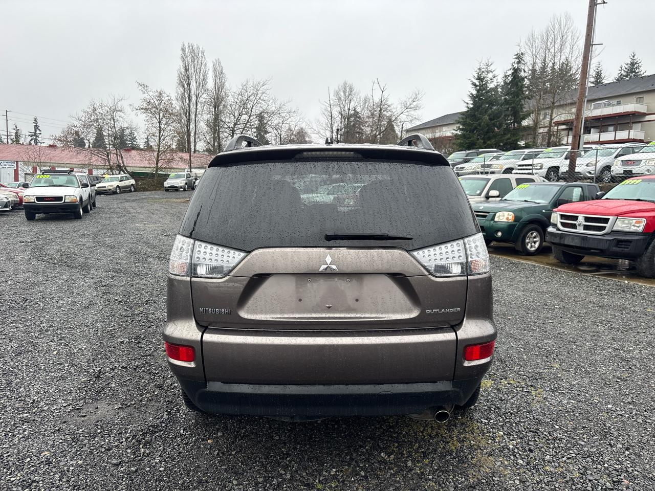 Mitsubishi Outlander SE 2WD 2011