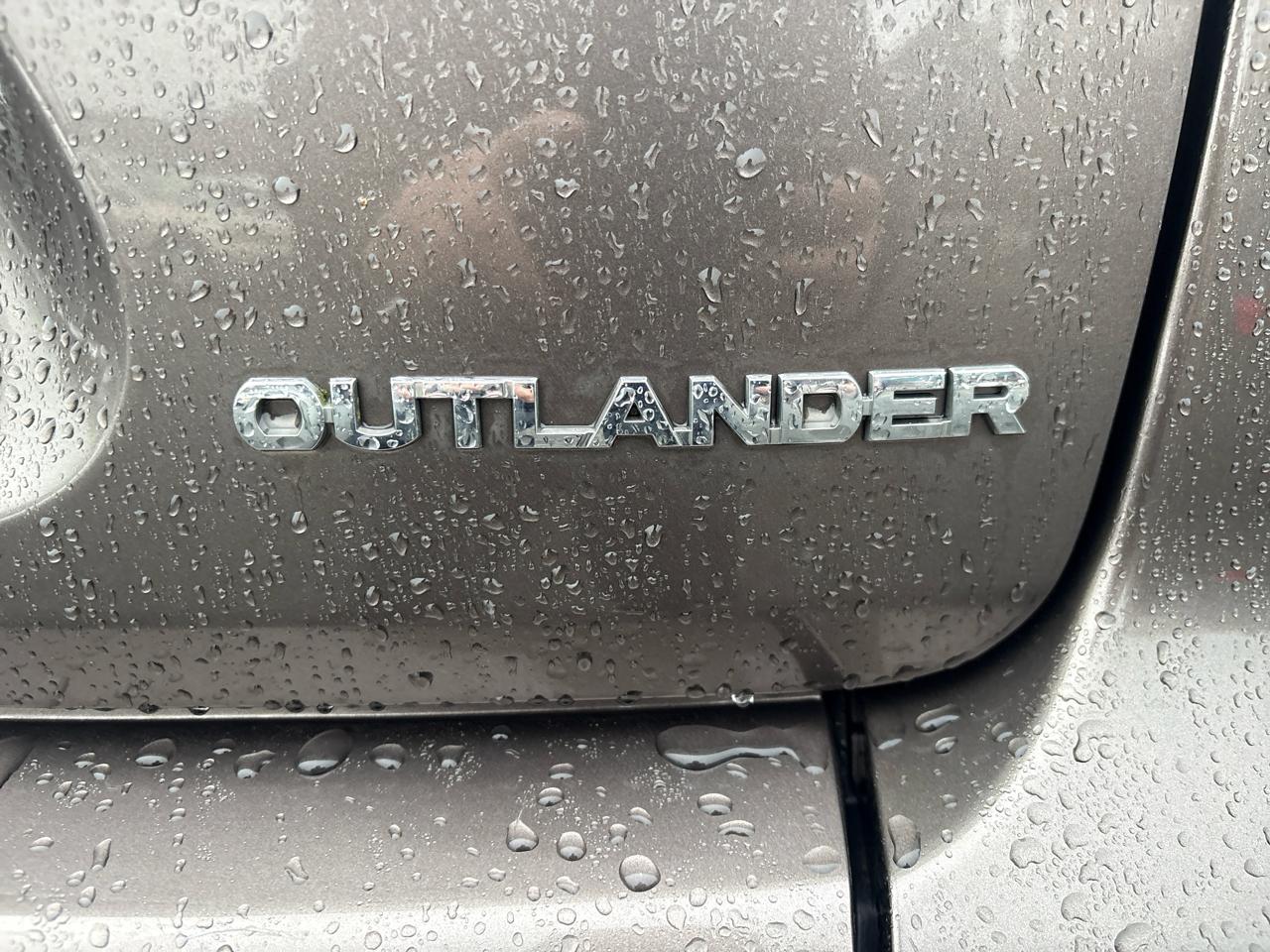 Mitsubishi Outlander SE 2WD 2011