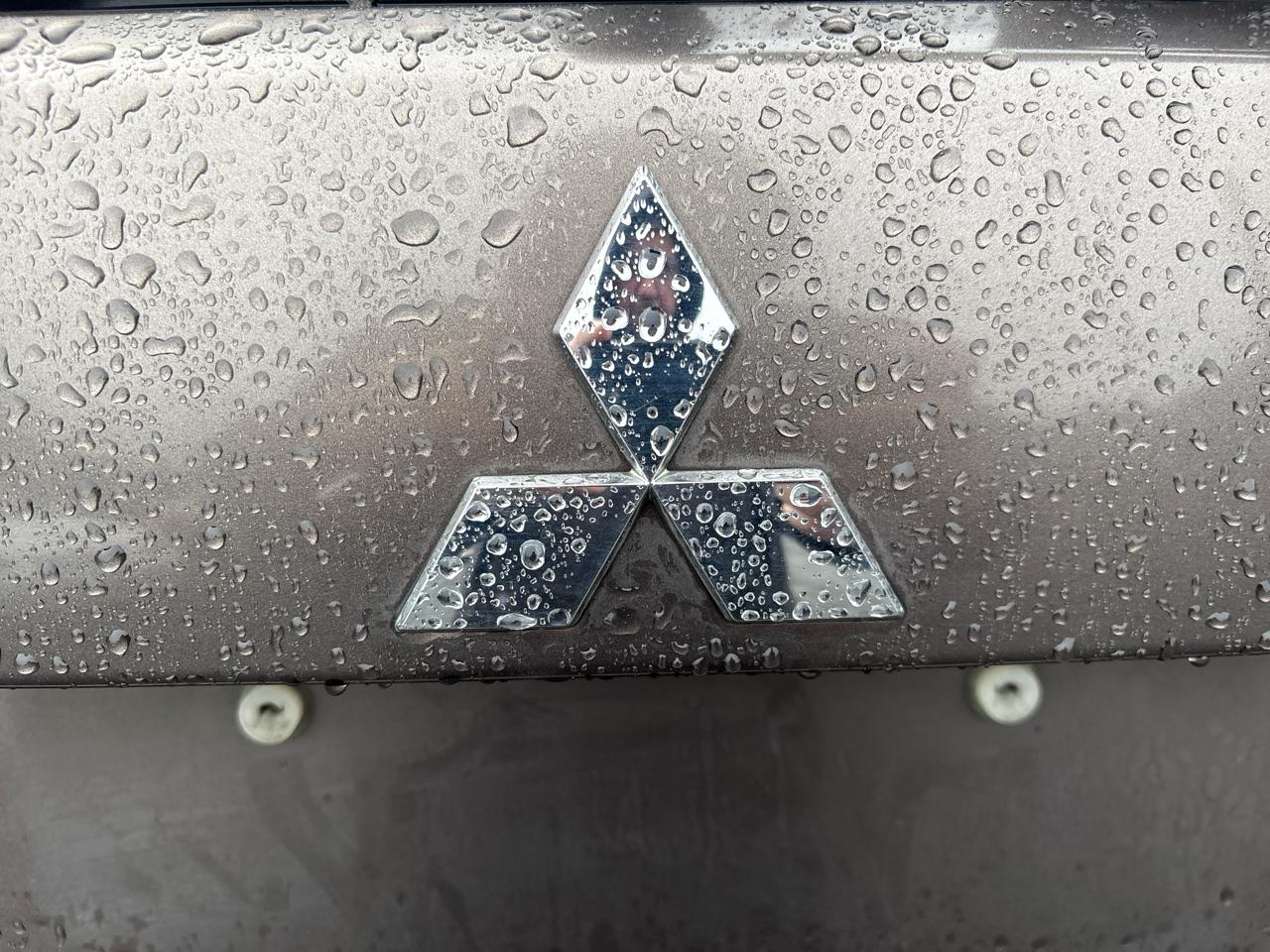 Mitsubishi Outlander SE 2WD 2011