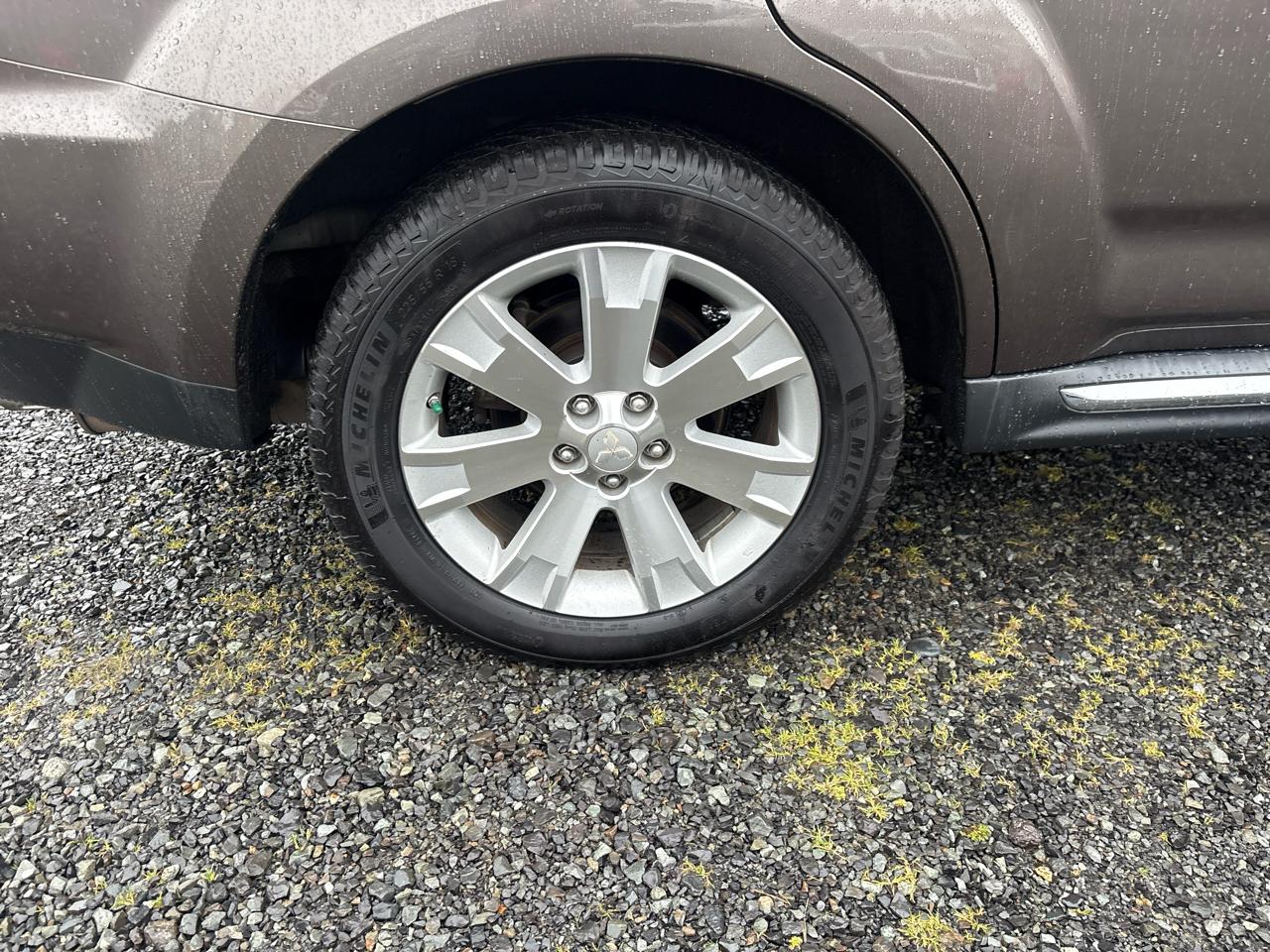 Mitsubishi Outlander SE 2WD 2011