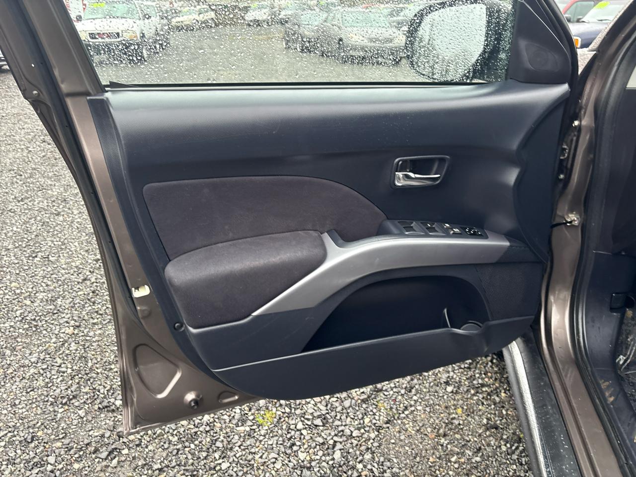 Mitsubishi Outlander SE 2WD 2011