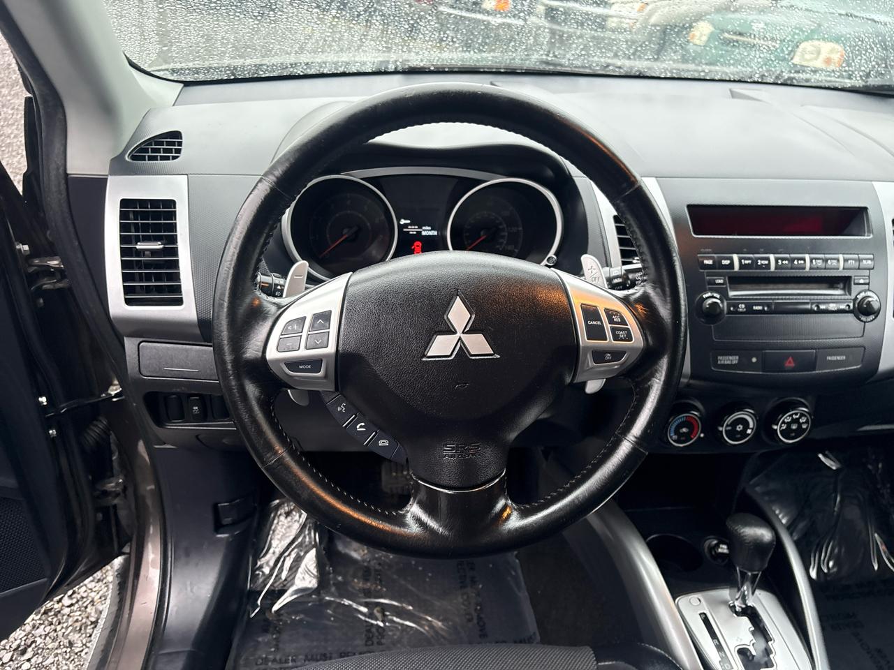 Mitsubishi Outlander SE 2WD 2011