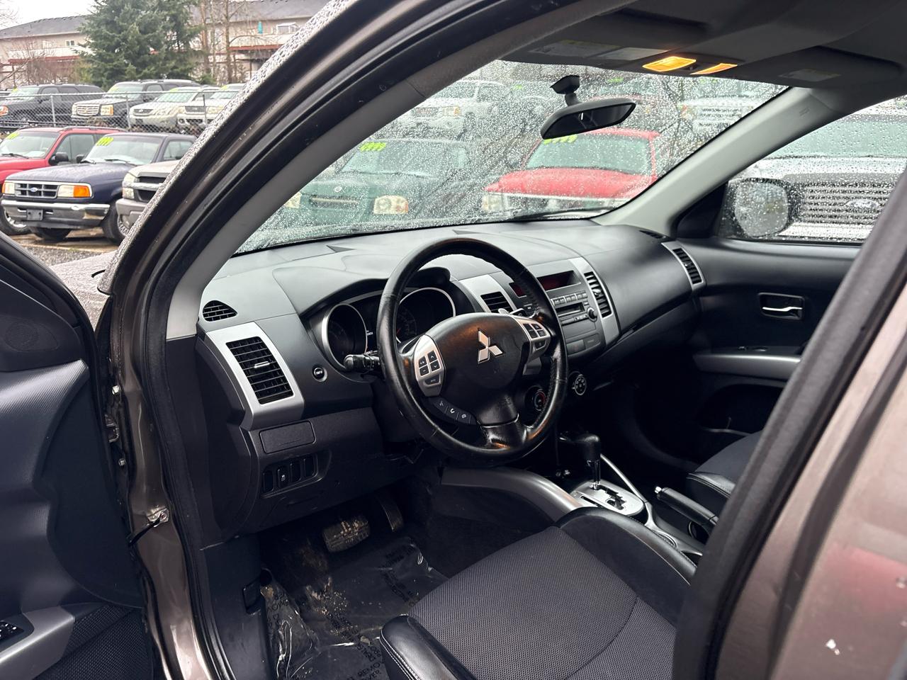 Mitsubishi Outlander SE 2WD 2011