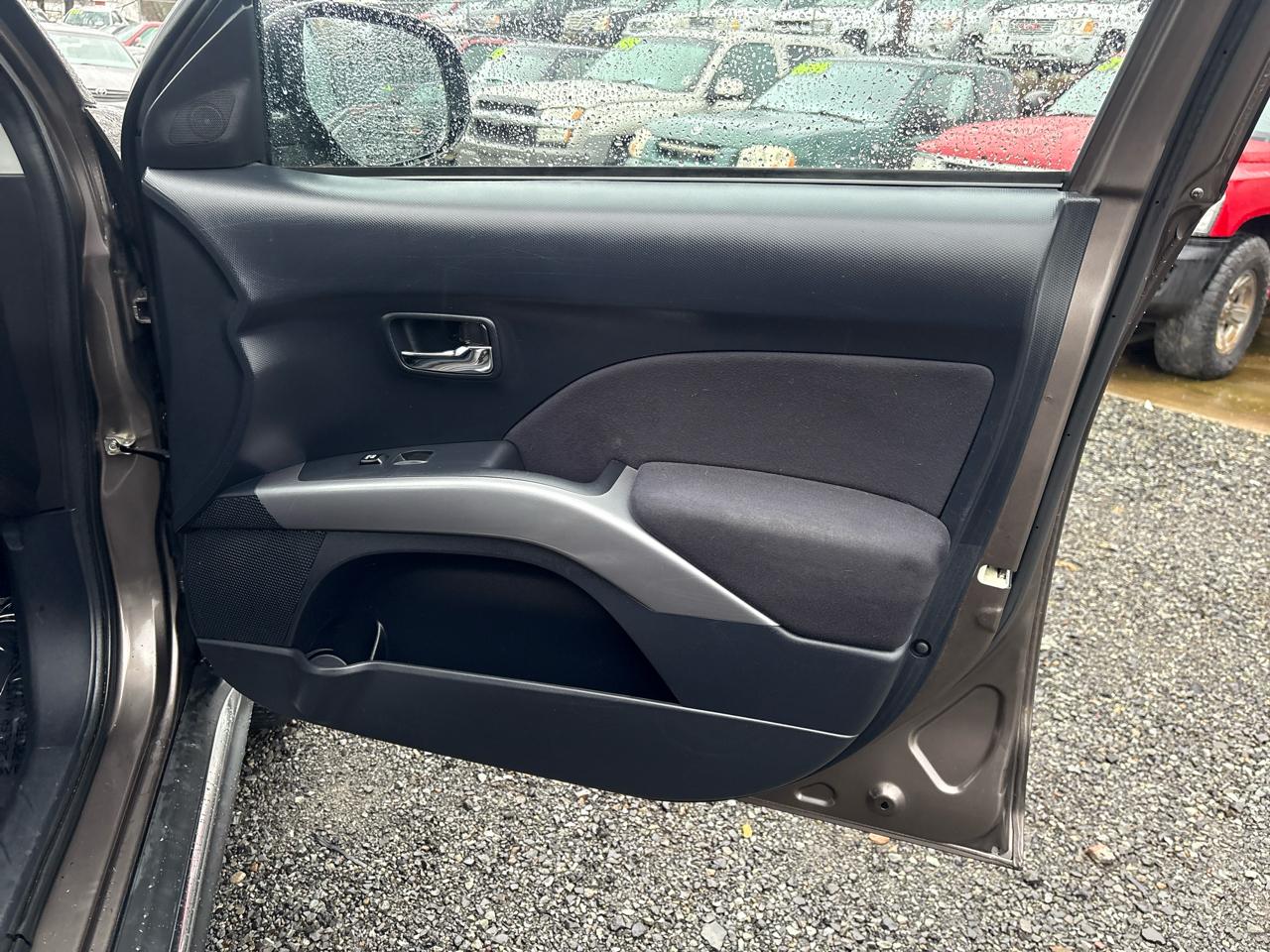 Mitsubishi Outlander SE 2WD 2011