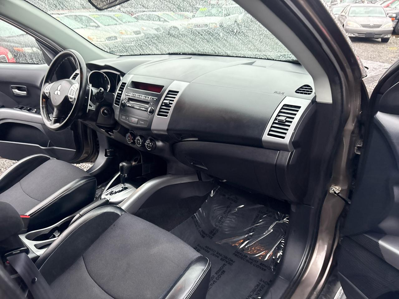 Mitsubishi Outlander SE 2WD 2011