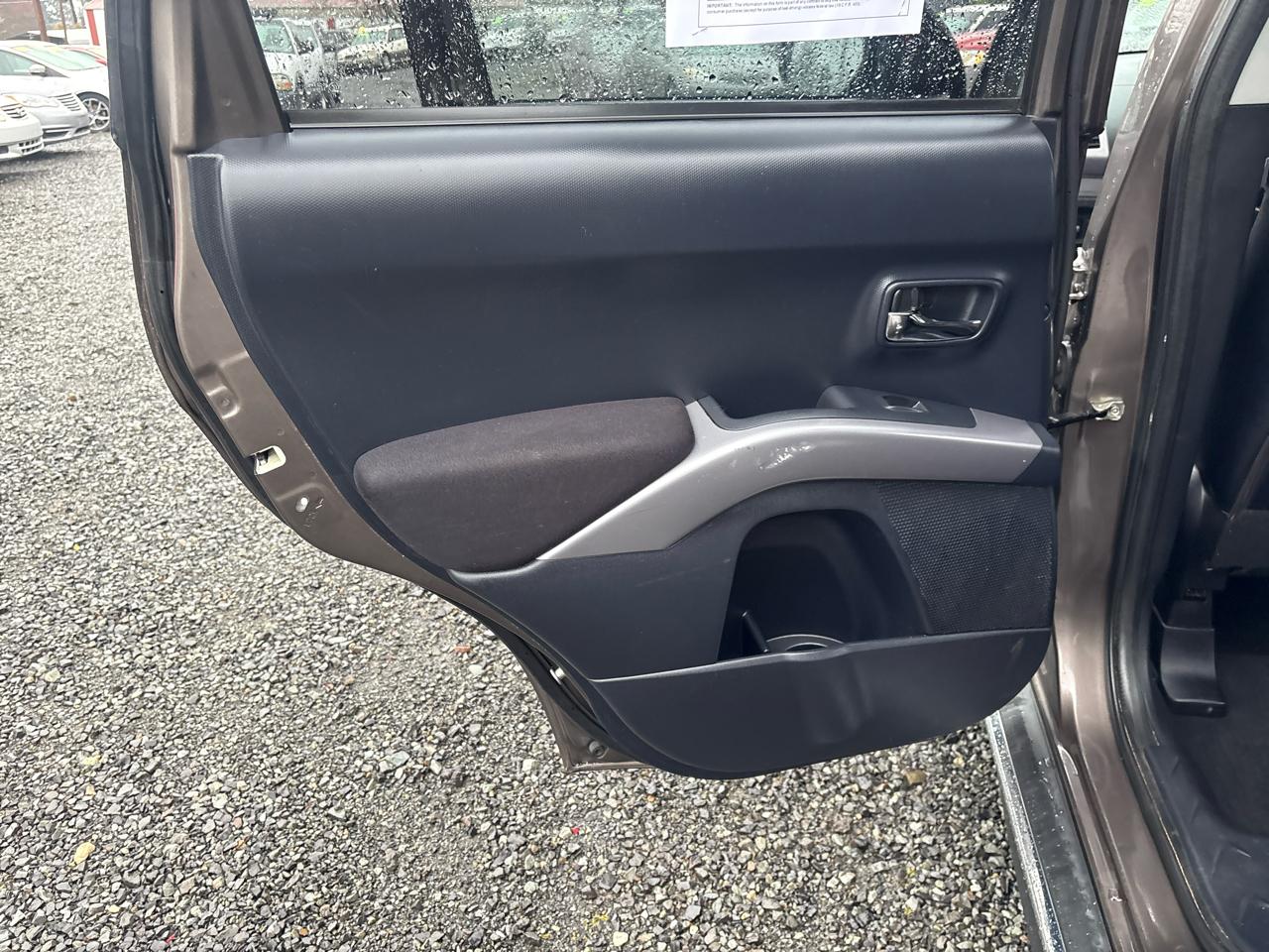 Mitsubishi Outlander SE 2WD 2011