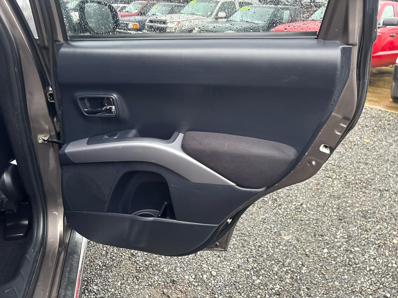 Mitsubishi Outlander SE 2WD 2011