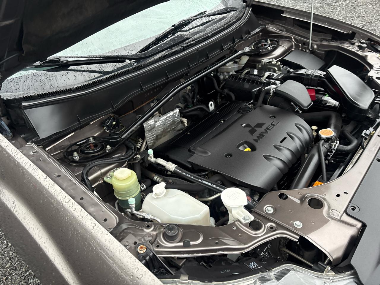 Mitsubishi Outlander SE 2WD 2011