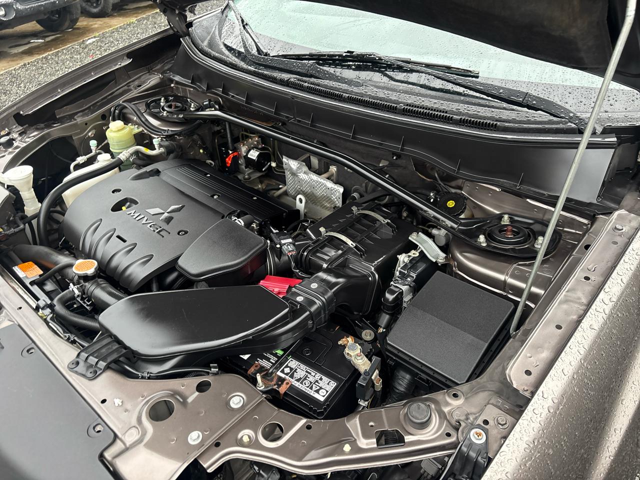 Mitsubishi Outlander SE 2WD 2011