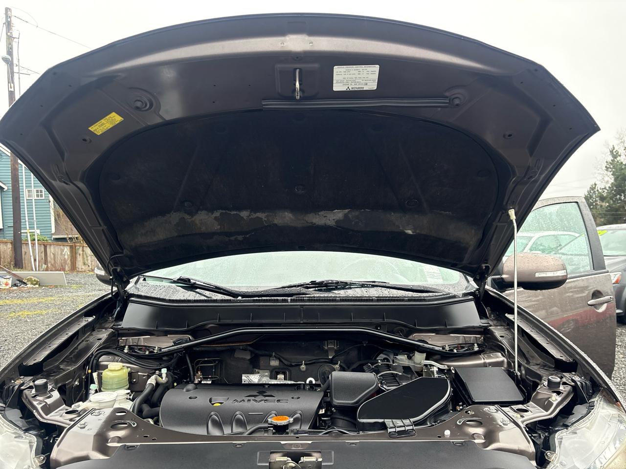 Mitsubishi Outlander SE 2WD 2011