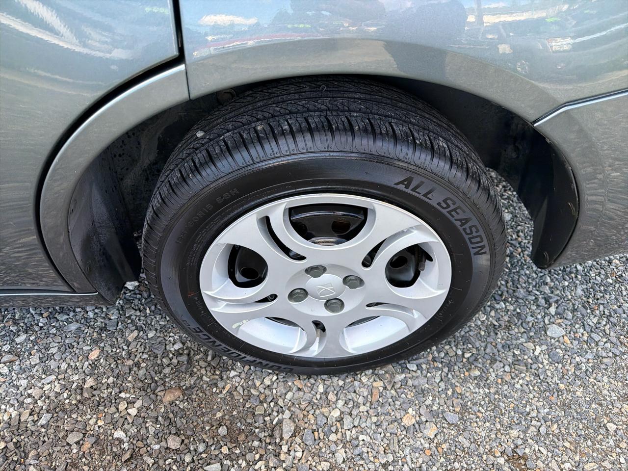 Saturn ION Sedan 2 2004