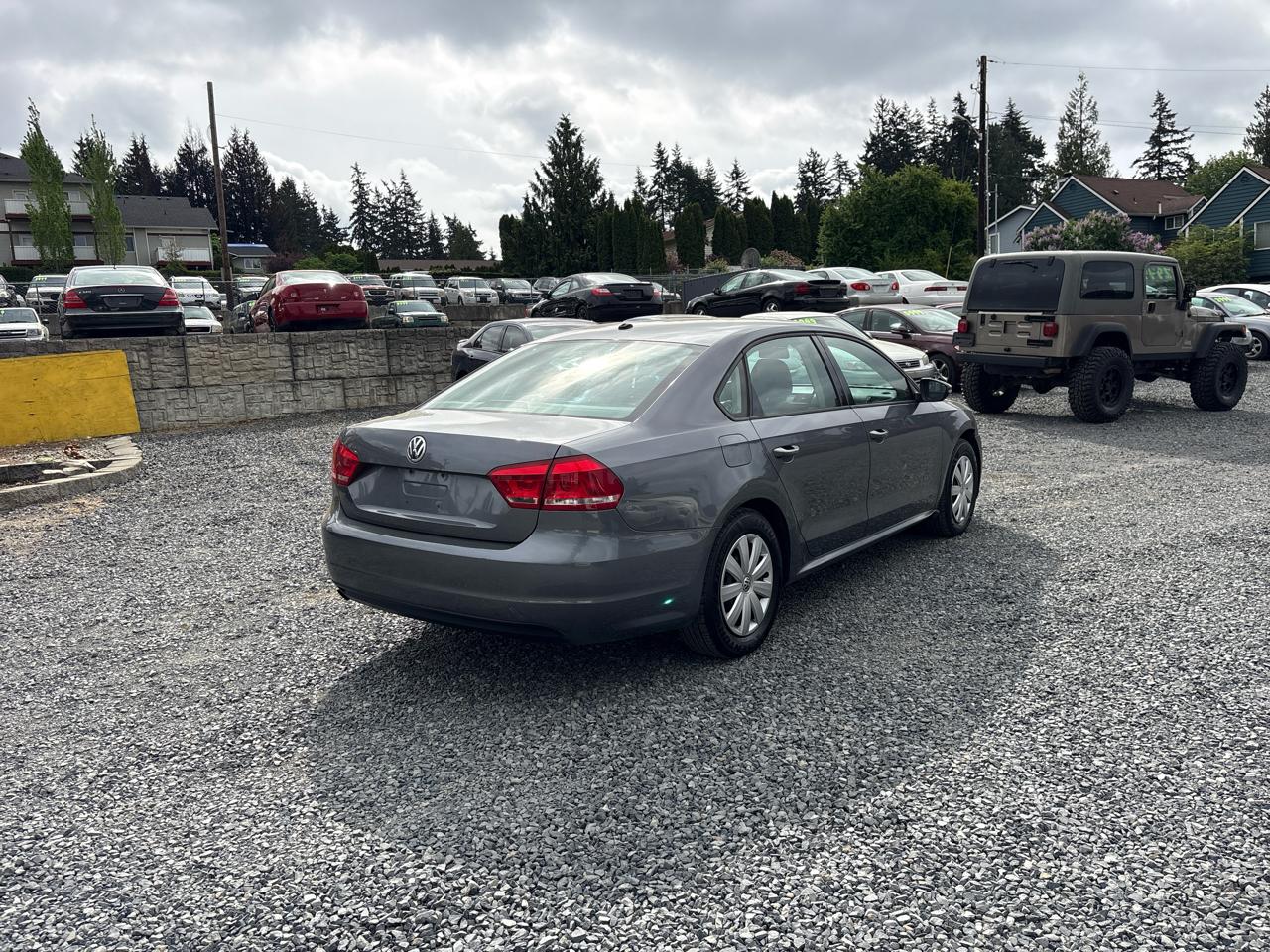 Volkswagen Passat 2.5L S W/Appearance 2012