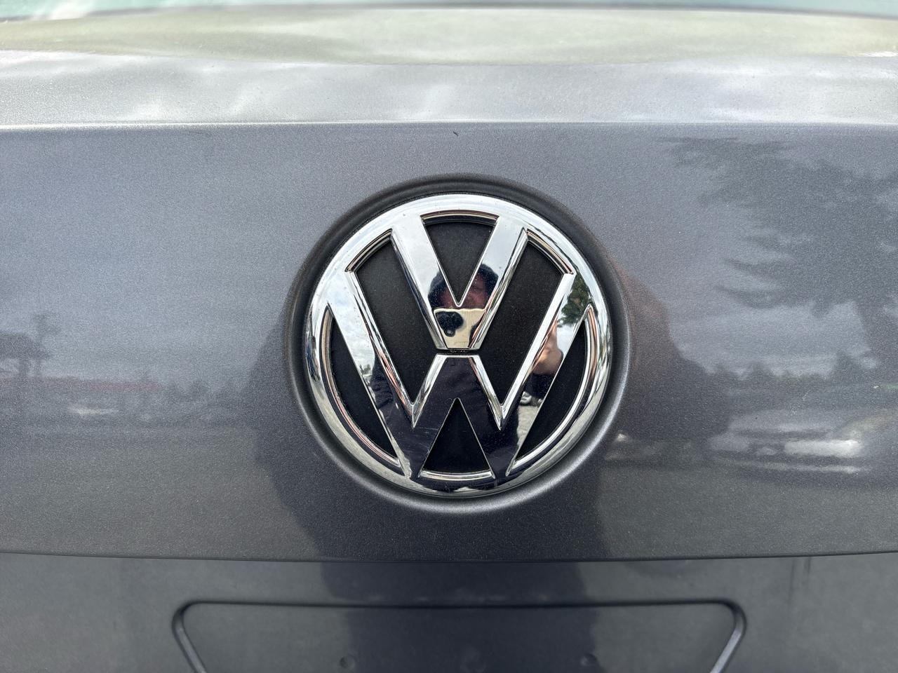 Volkswagen Passat 2.5L S W/Appearance 2012