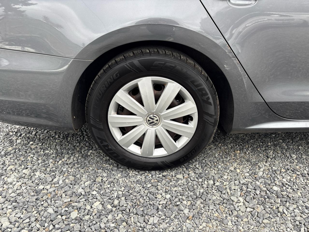 Volkswagen Passat 2.5L S W/Appearance 2012