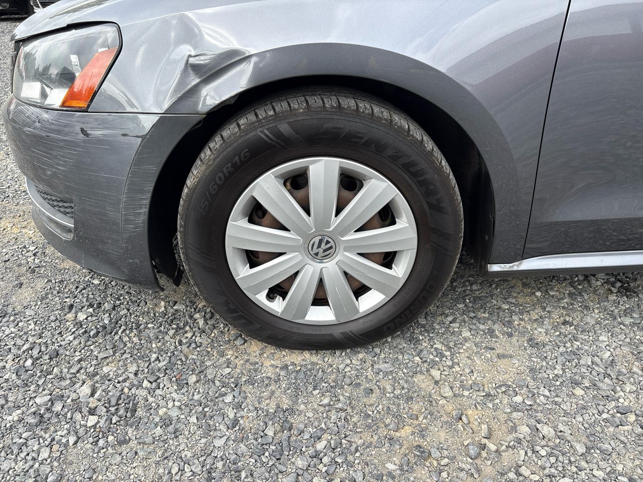 Volkswagen Passat 2.5L S W/Appearance 2012