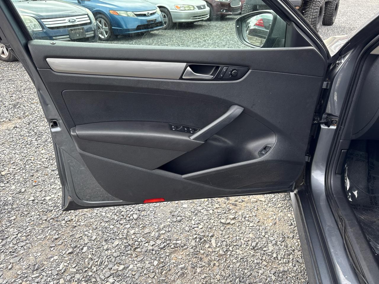 Volkswagen Passat 2.5L S W/Appearance 2012
