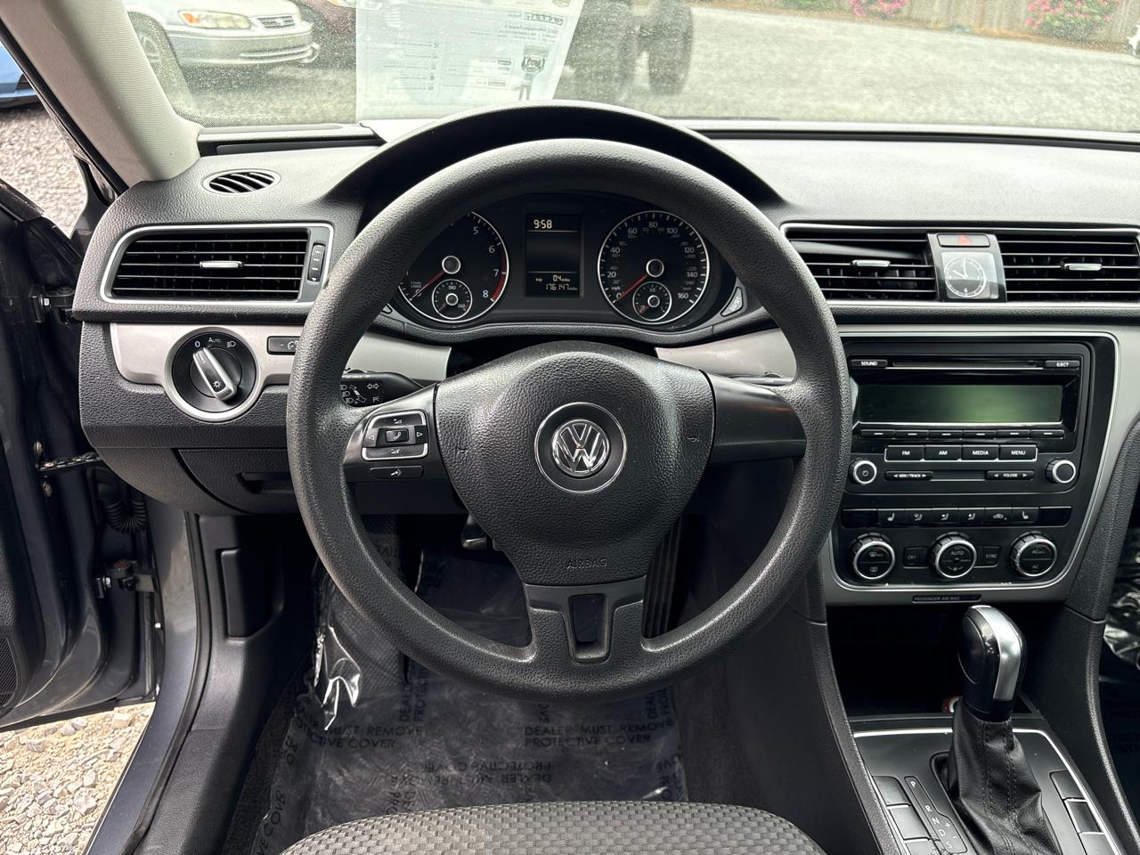 Volkswagen Passat 2.5L S W/Appearance 2012