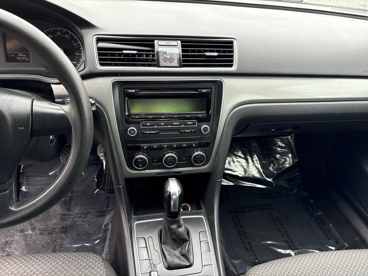 Volkswagen Passat 2.5L S W/Appearance 2012