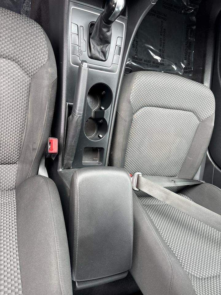 Volkswagen Passat 2.5L S W/Appearance 2012
