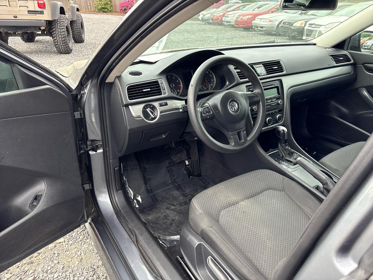 Volkswagen Passat 2.5L S W/Appearance 2012