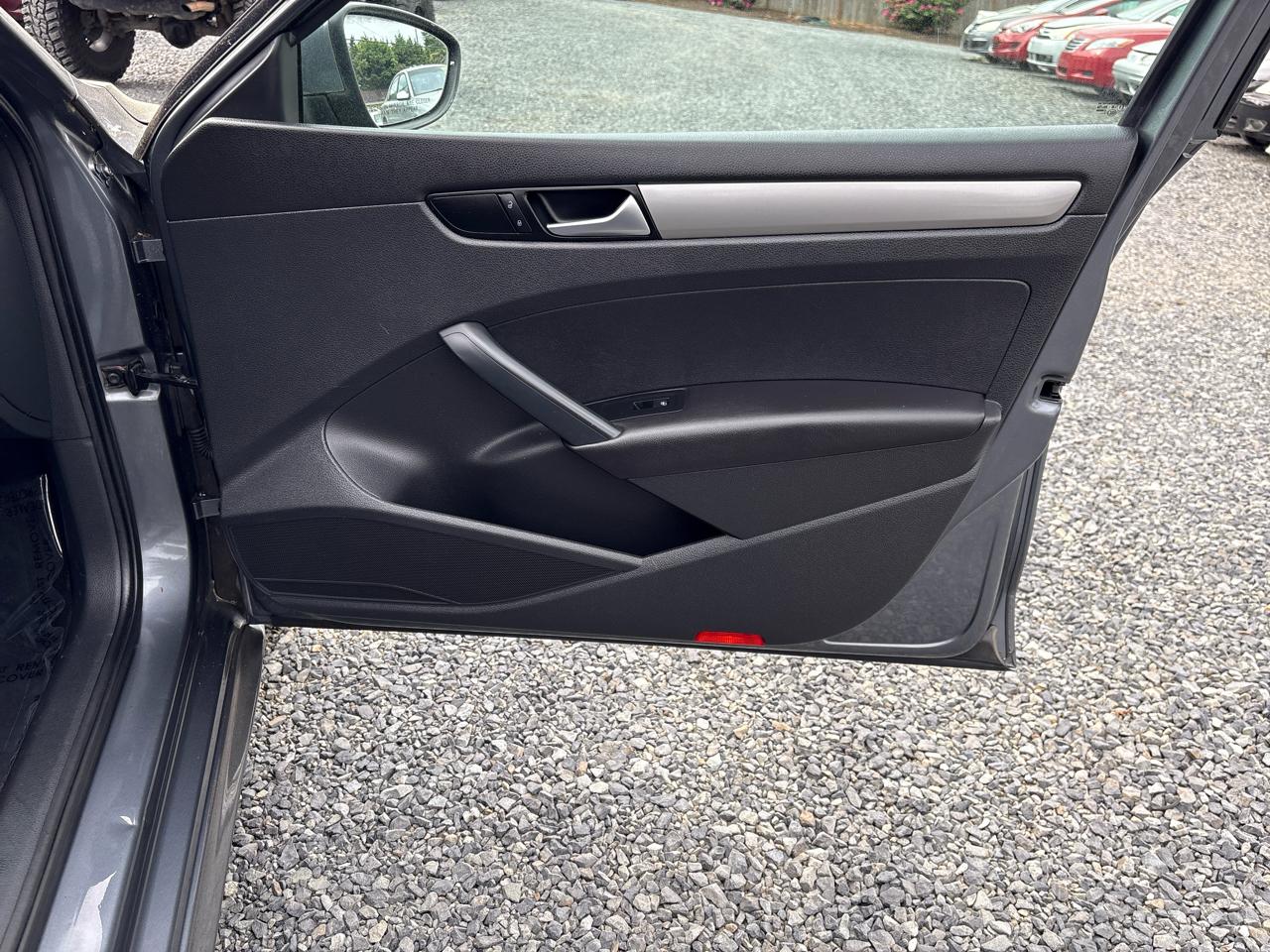 Volkswagen Passat 2.5L S W/Appearance 2012