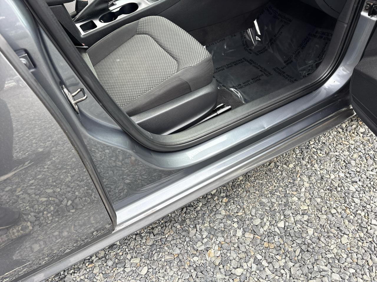 Volkswagen Passat 2.5L S W/Appearance 2012