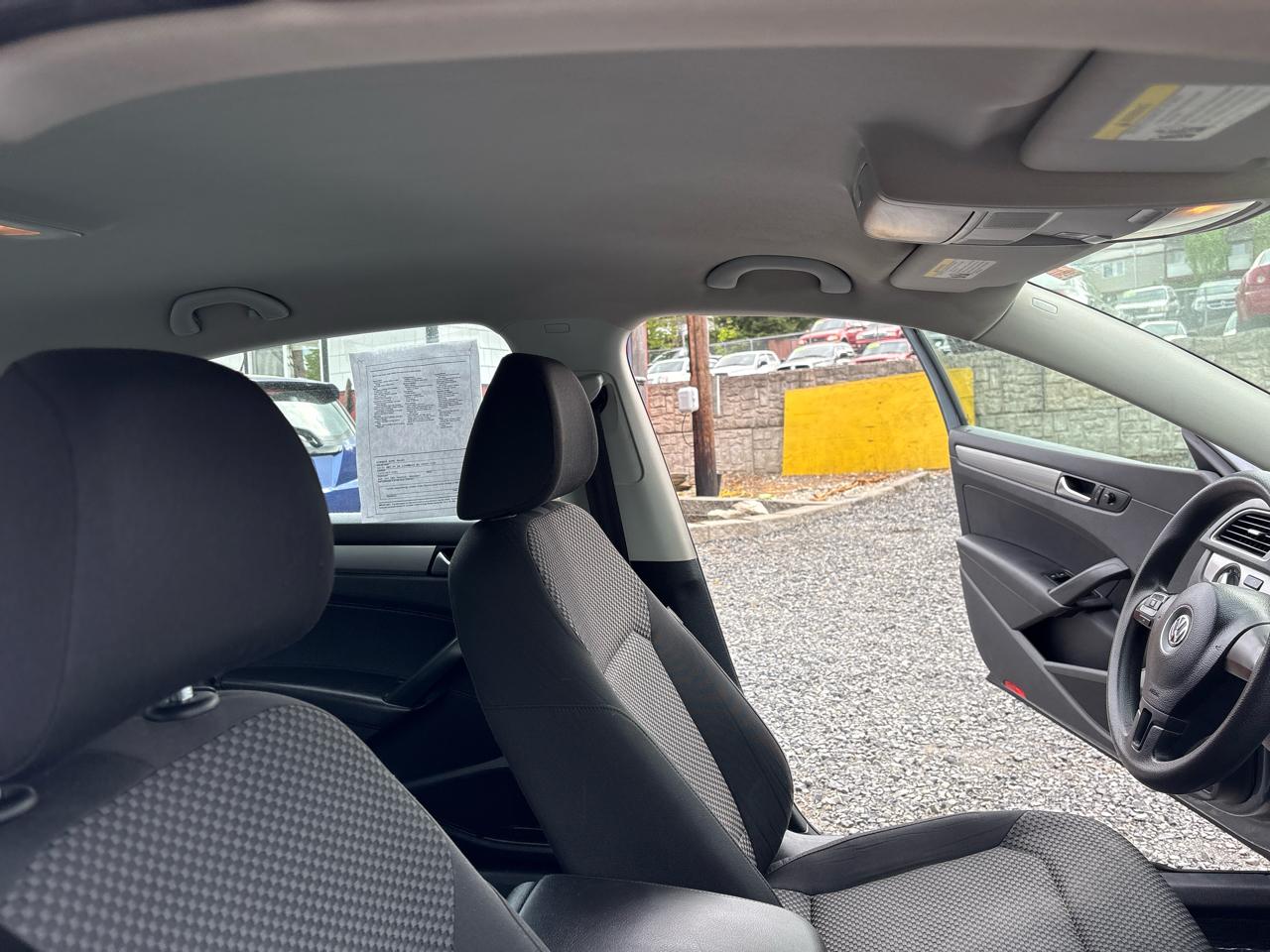 Volkswagen Passat 2.5L S W/Appearance 2012
