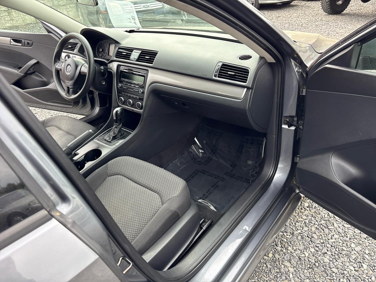 Volkswagen Passat 2.5L S W/Appearance 2012