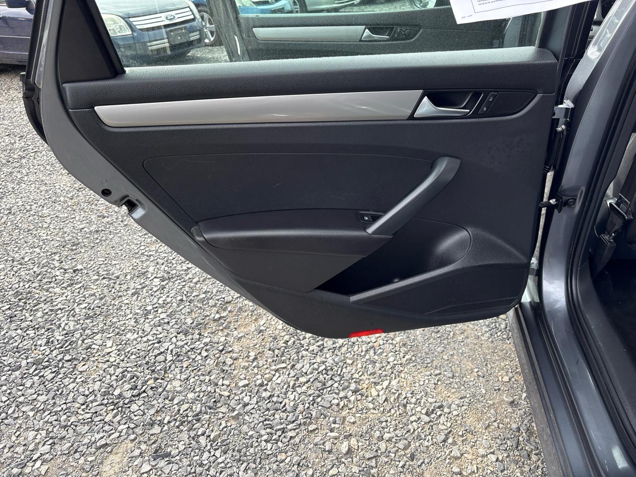 Volkswagen Passat 2.5L S W/Appearance 2012