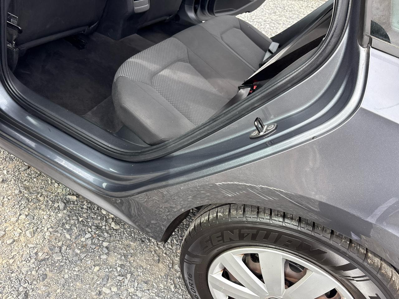 Volkswagen Passat 2.5L S W/Appearance 2012