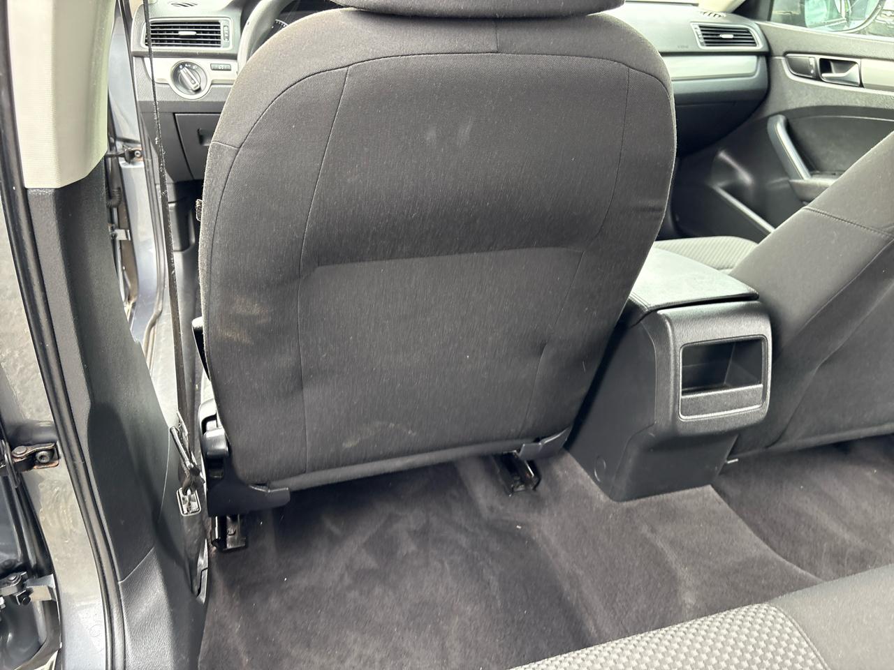 Volkswagen Passat 2.5L S W/Appearance 2012