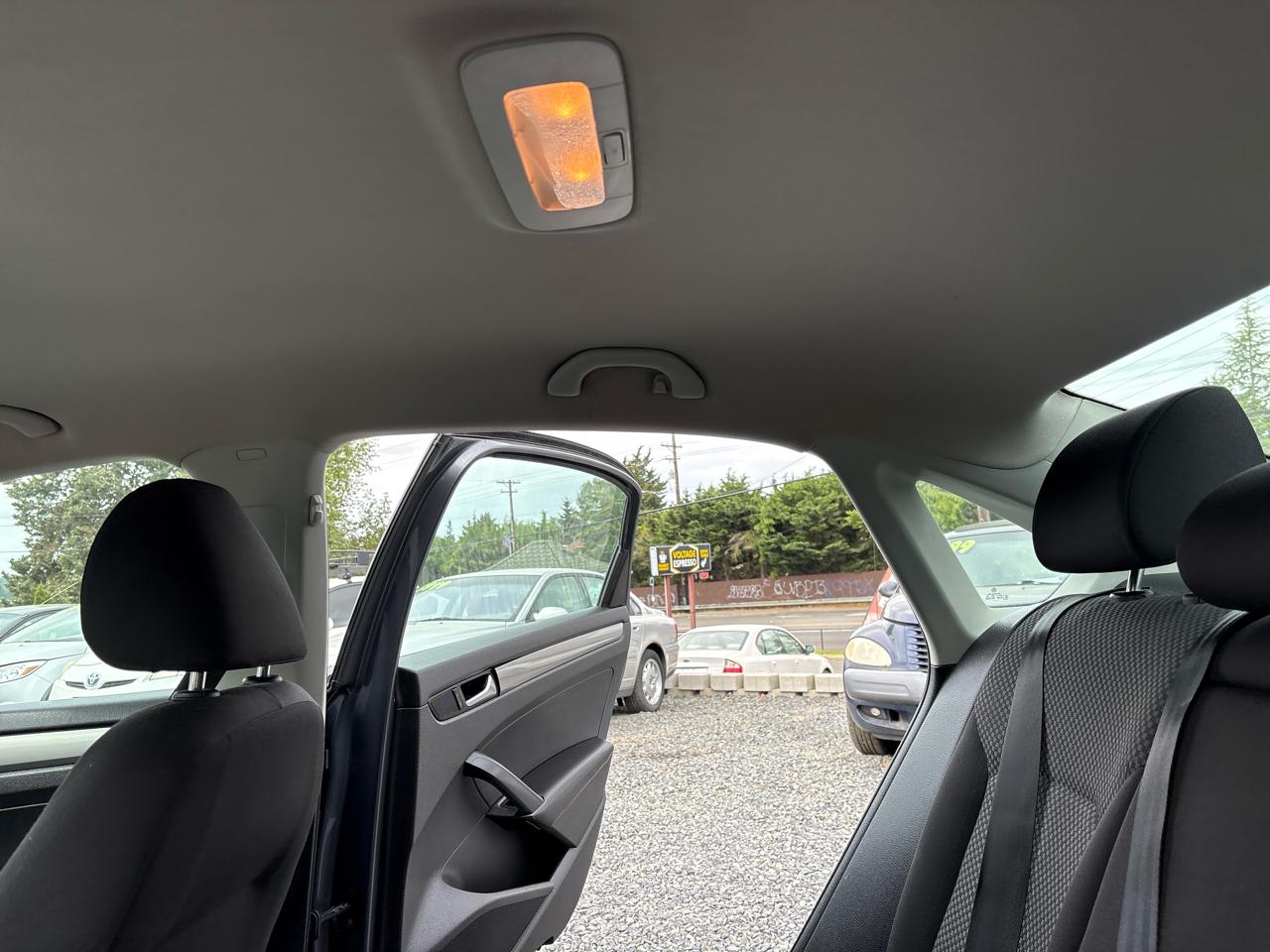 Volkswagen Passat 2.5L S W/Appearance 2012
