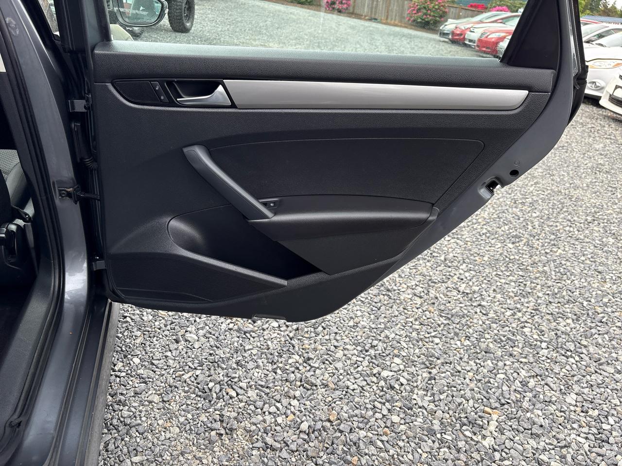 Volkswagen Passat 2.5L S W/Appearance 2012