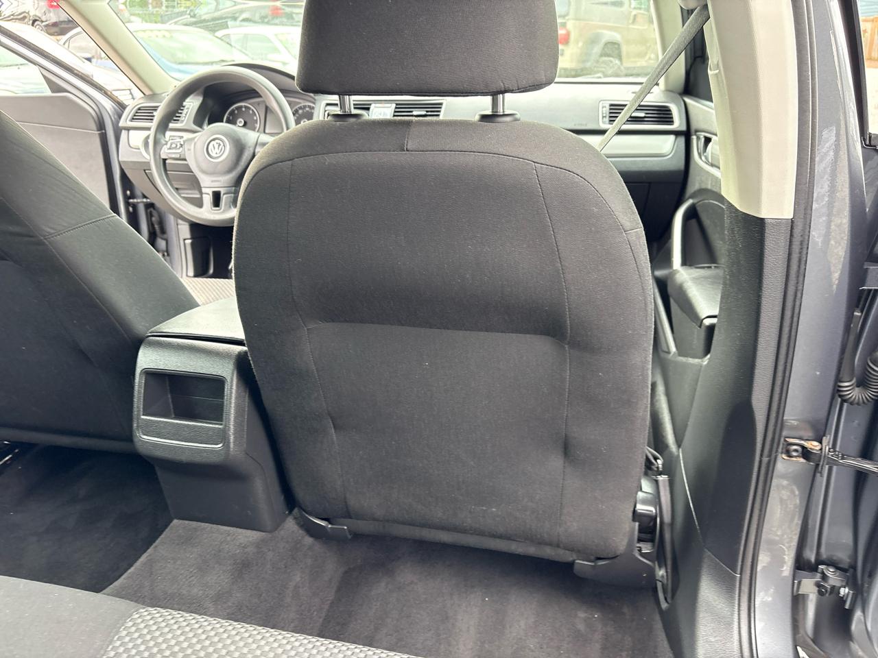 Volkswagen Passat 2.5L S W/Appearance 2012