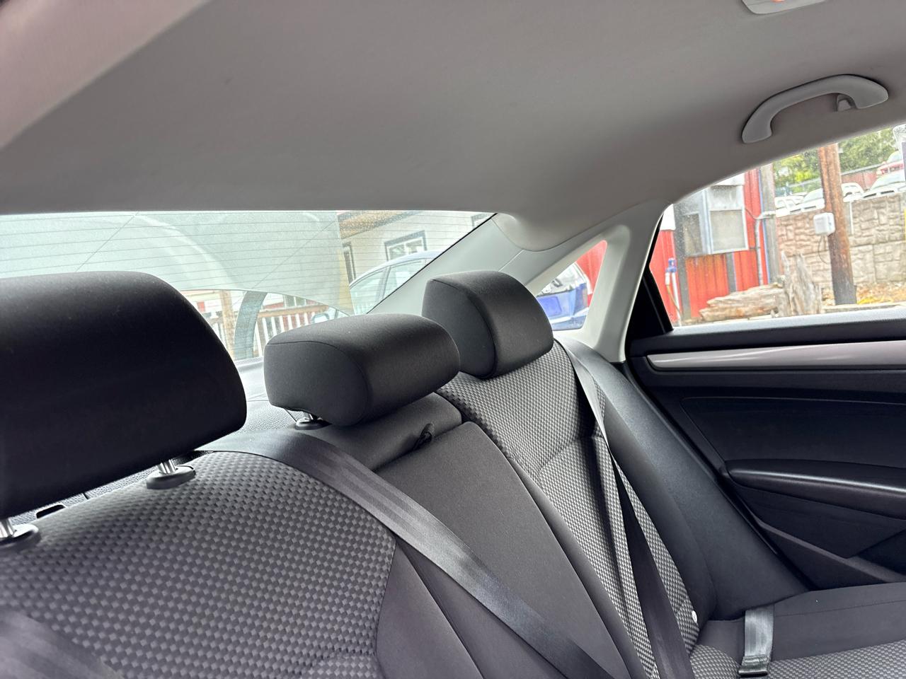 Volkswagen Passat 2.5L S W/Appearance 2012