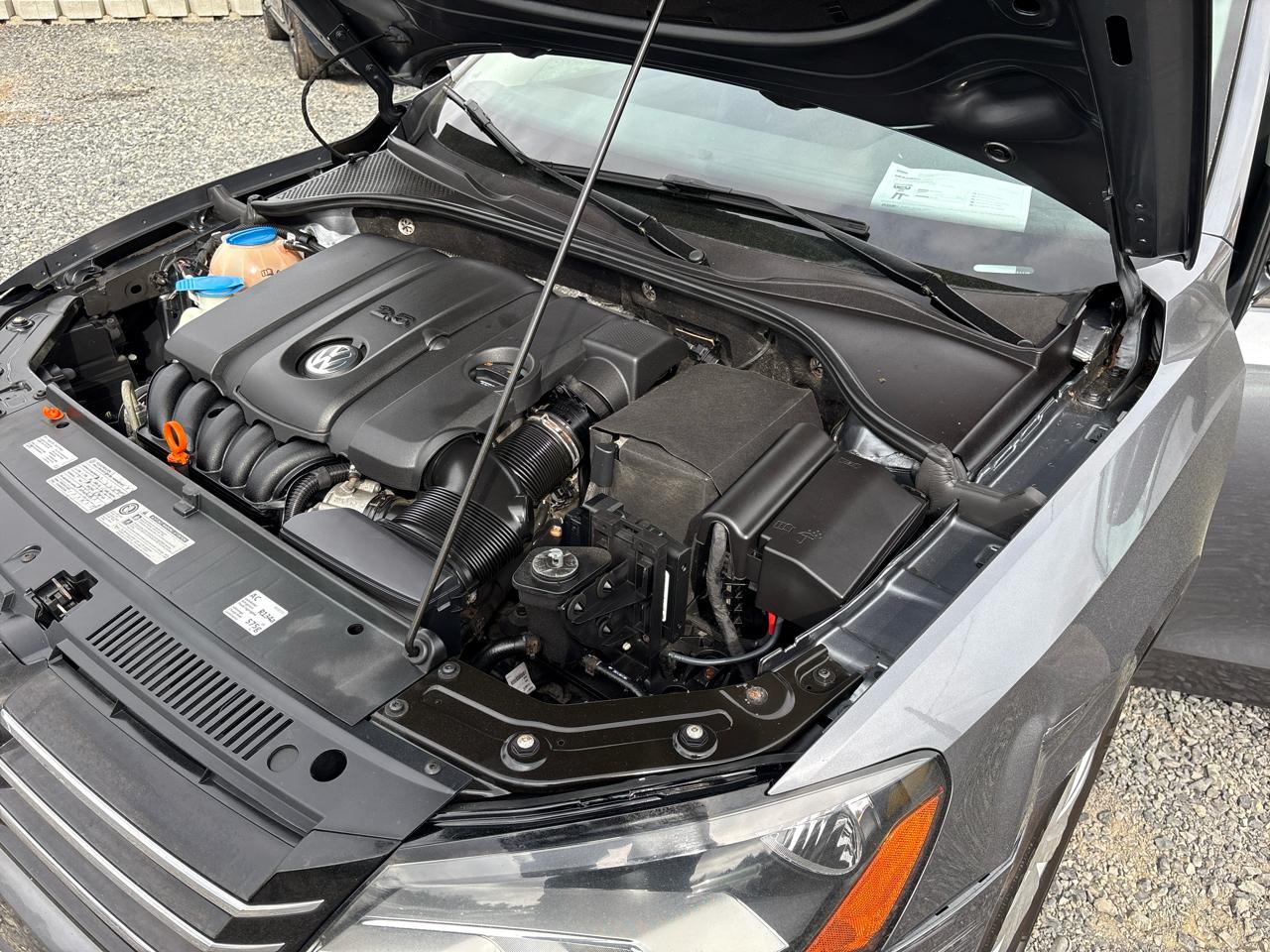 Volkswagen Passat 2.5L S W/Appearance 2012