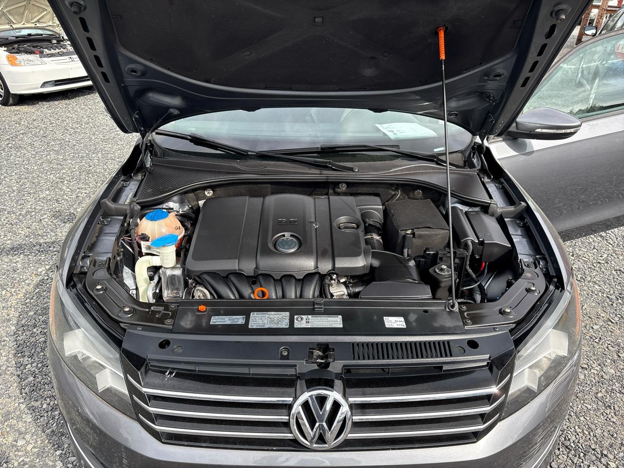 Volkswagen Passat 2.5L S W/Appearance 2012