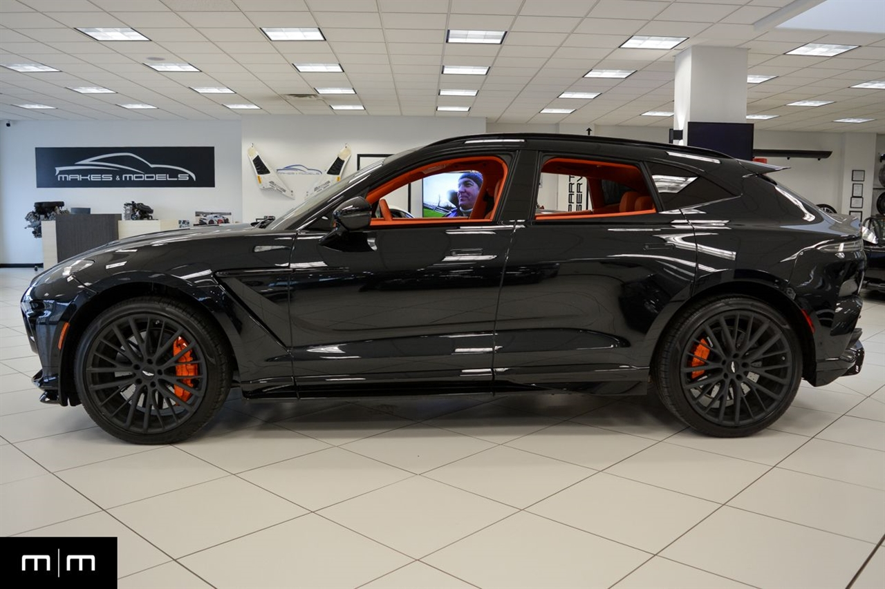Aston Martin DBX707  2025