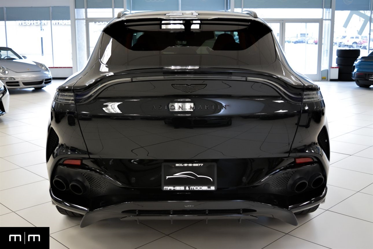 Aston Martin DBX707  2025