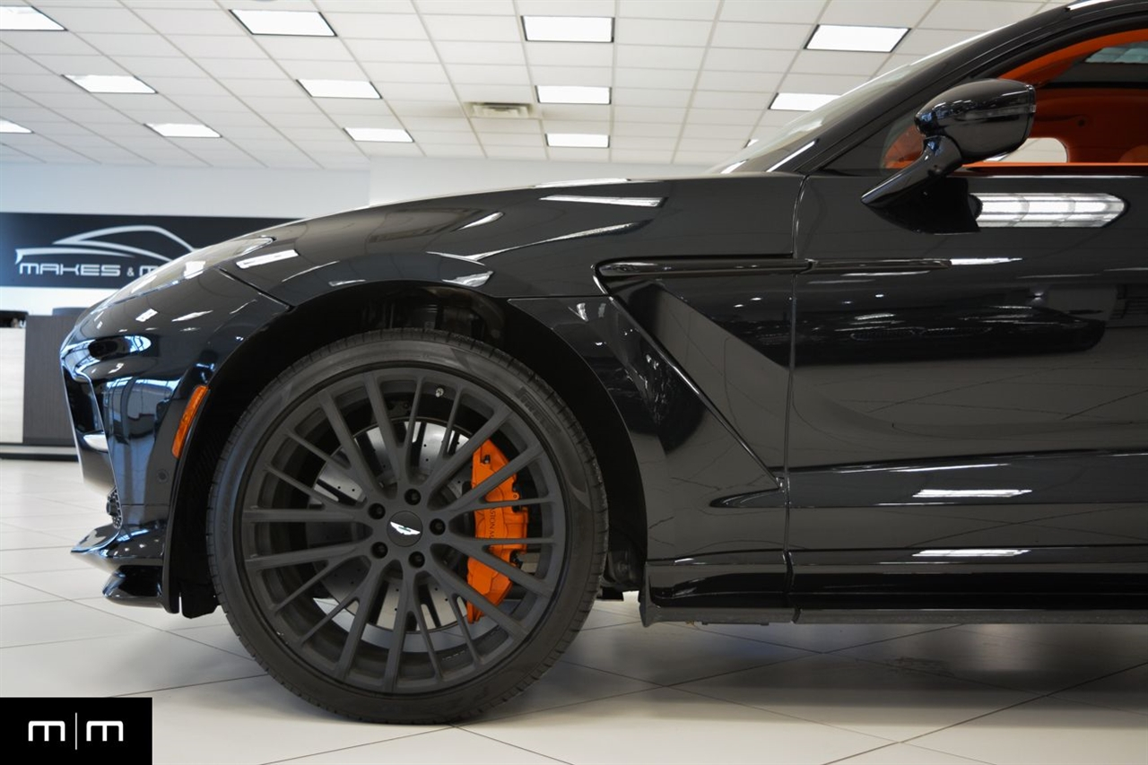 Aston Martin DBX707  2025