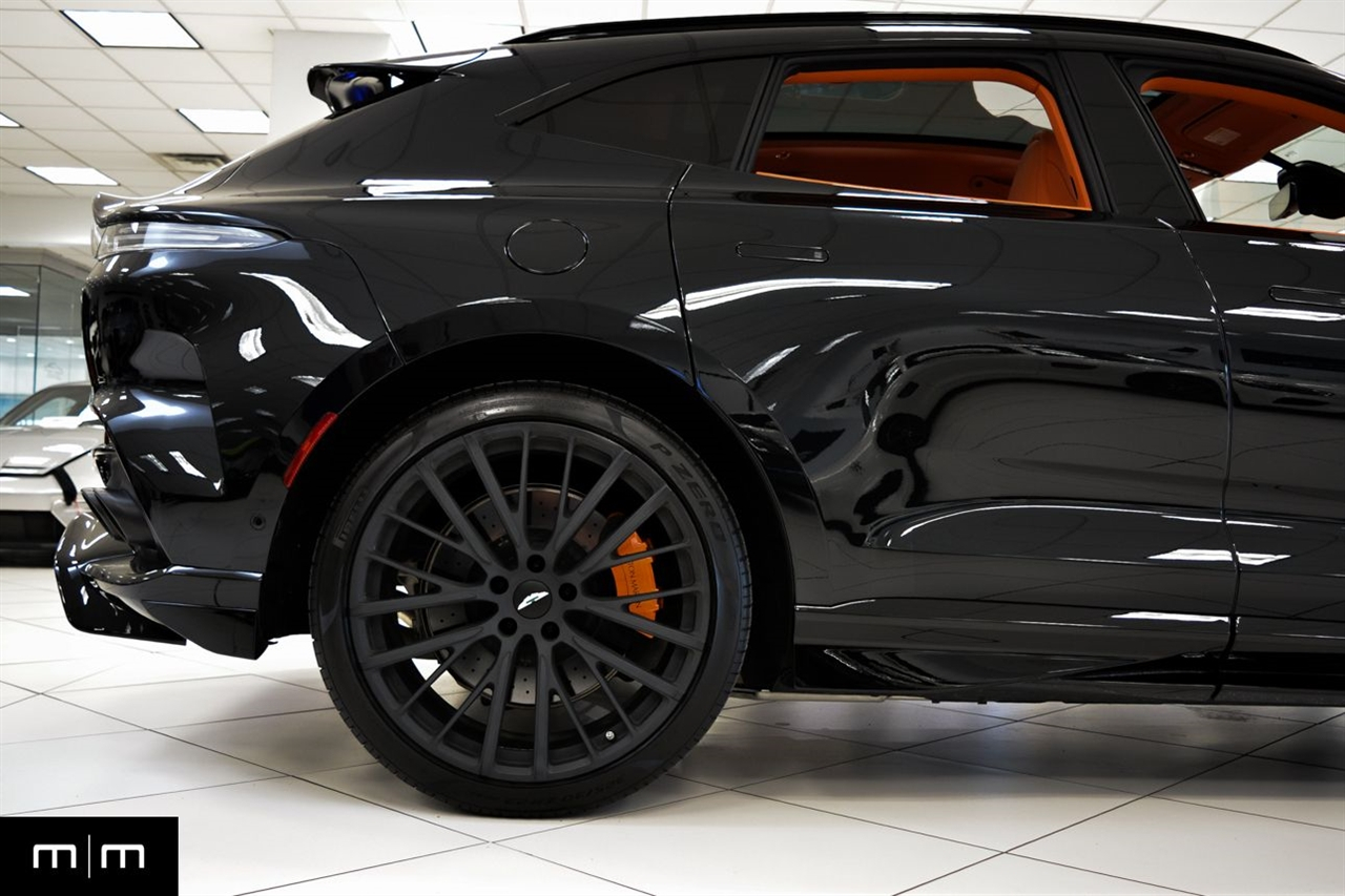 Aston Martin DBX707  2025