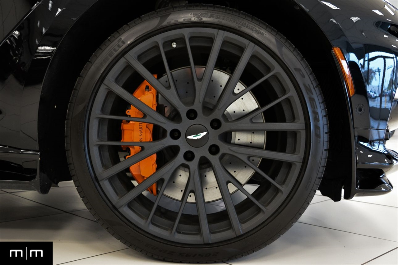 Aston Martin DBX707  2025