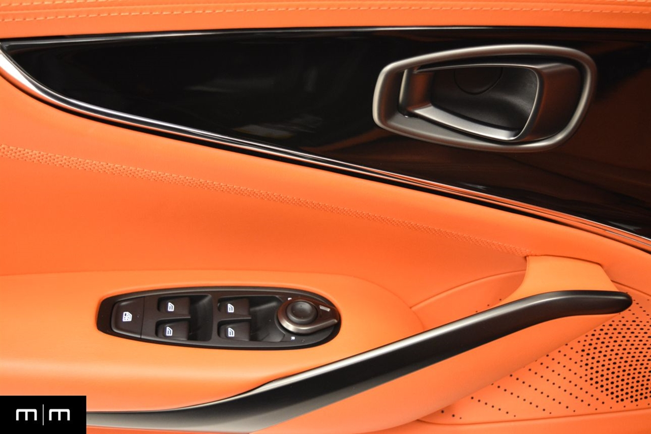 Aston Martin DBX707  2025