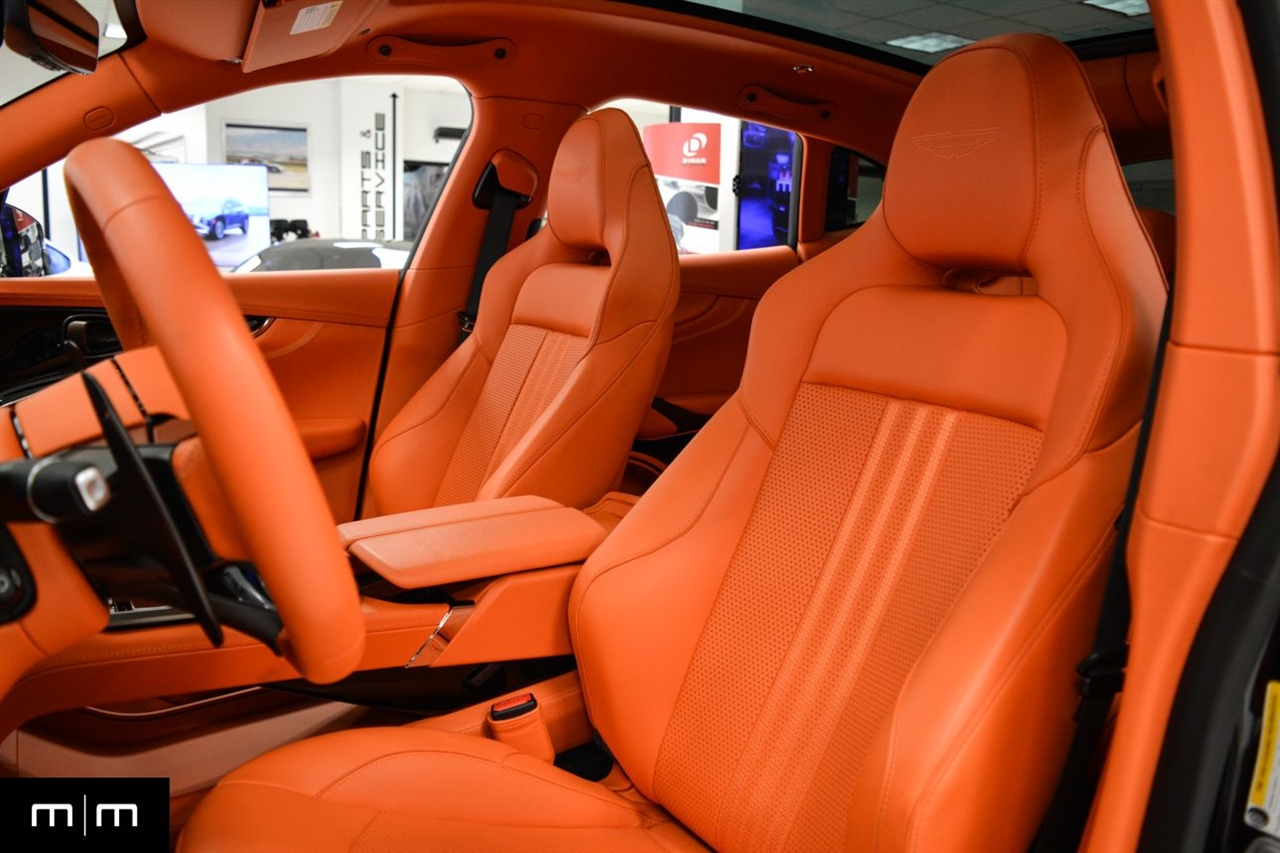 Aston Martin DBX707  2025