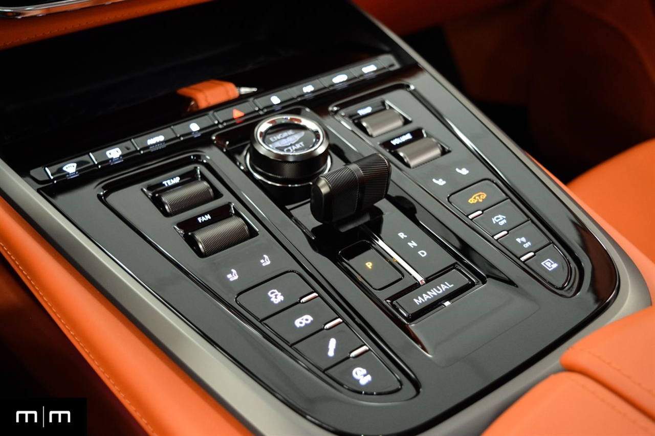 Aston Martin DBX707  2025