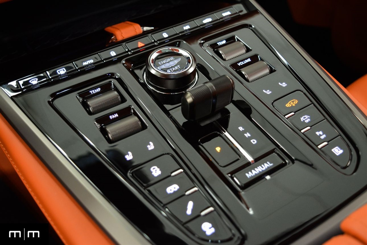 Aston Martin DBX707  2025