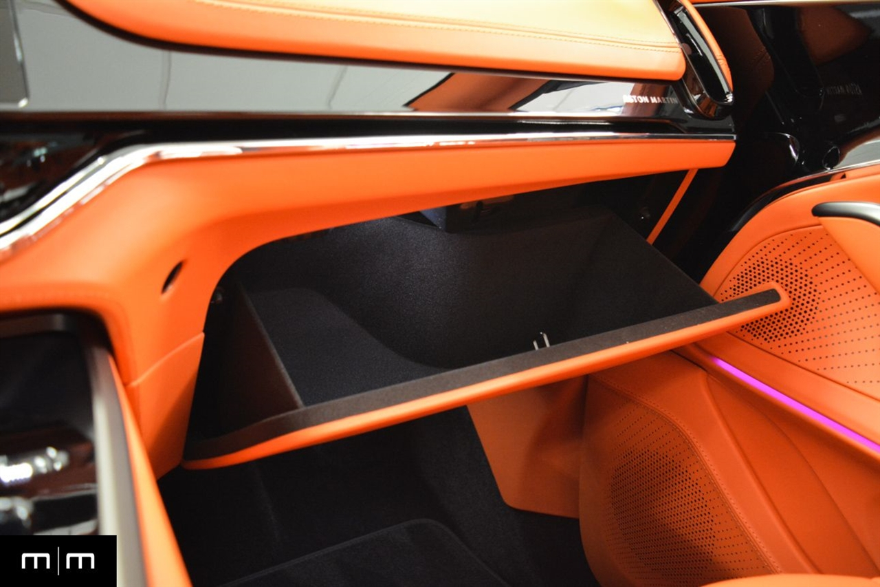 Aston Martin DBX707  2025