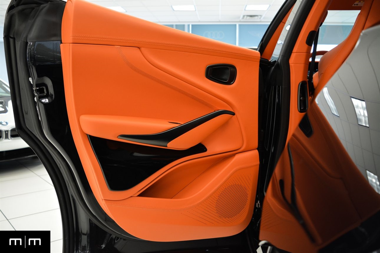 Aston Martin DBX707  2025