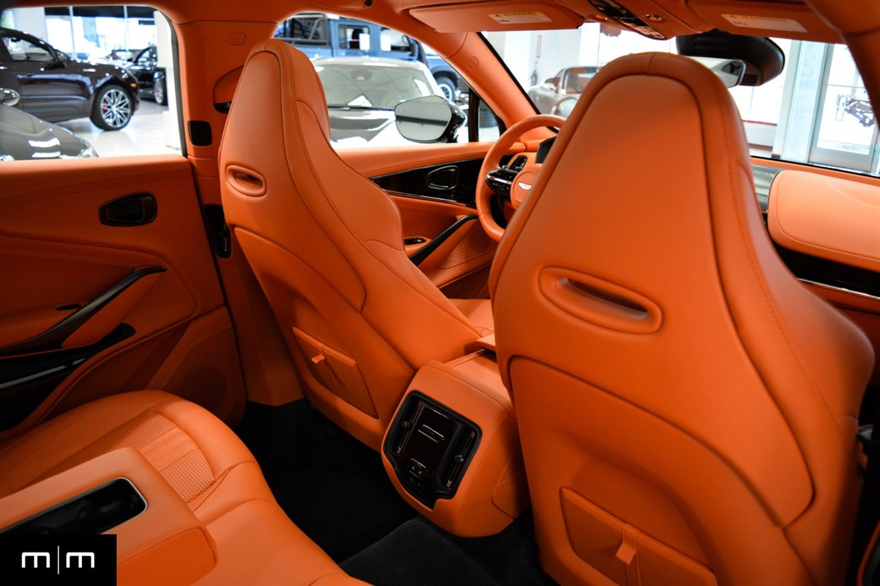 Aston Martin DBX707  2025