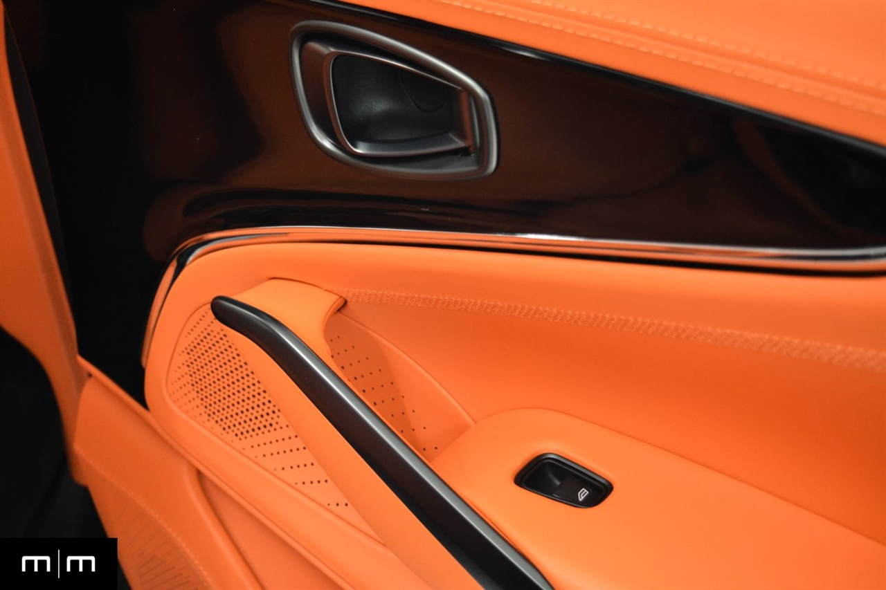 Aston Martin DBX707  2025